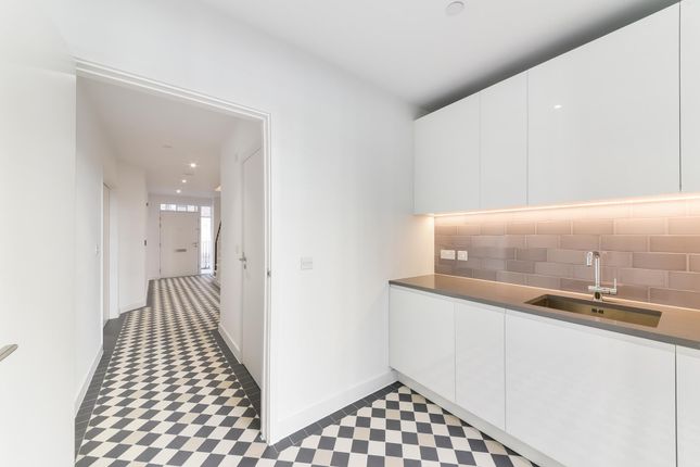 Town house for sale in Schooner Road, Royal Wharf, London