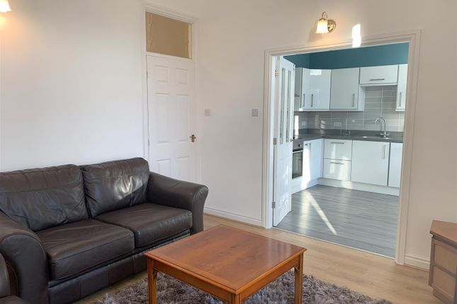 Flat 36, Manor Park Road, Glossop photo 5