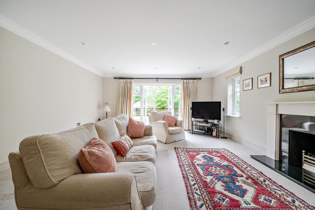 1, Parklands Close, Lower Bourne, Farnham photo 3