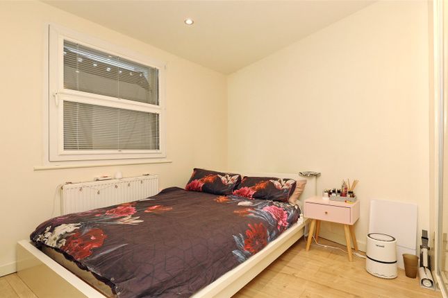 Flat for sale in Sussex Gardens, Bayswater