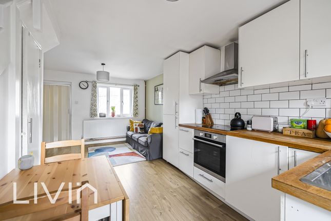 13 Bradshaws Close, London photo 4