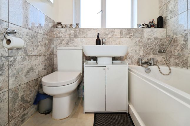 25, Ormonds Close, Bristol photo 3