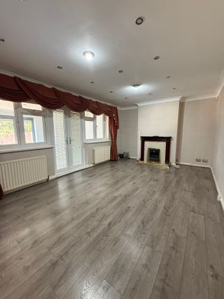 2, Broadlands Close, London photo 5