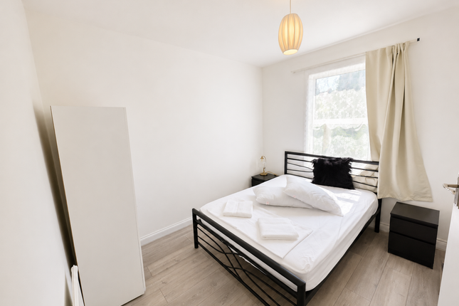 Lndn-Pag696 - 15 15,, Paget Road, Ilford photo 5