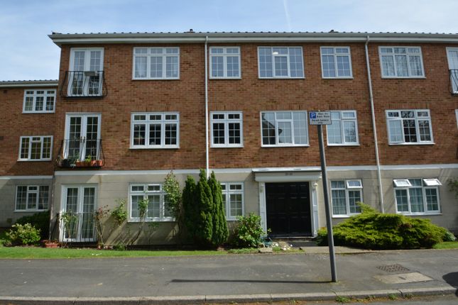 Thumbnail Flat to rent in Gainsborough Court, Walton-On-Thames