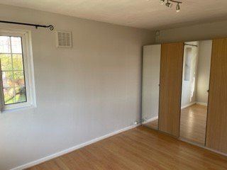 Flat, Lyndhurst Court, Churchfields, LONDON photo 3