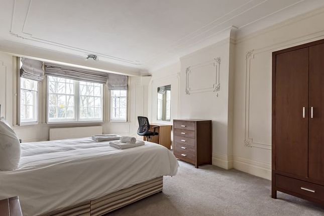 Flat to rent in Park Road, London