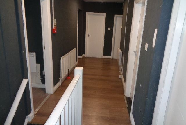 Room 4, 854 Leeds Road, Bradford photo 4