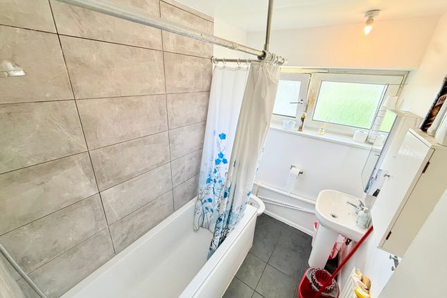 Flat 15, St. Saviours Estate, London photo 2