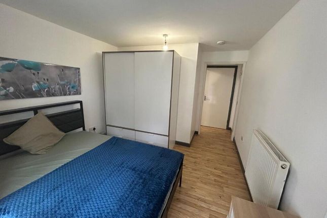 Room 3 - Ensuite, 201 Noor Court, Raven Row, London photo 2