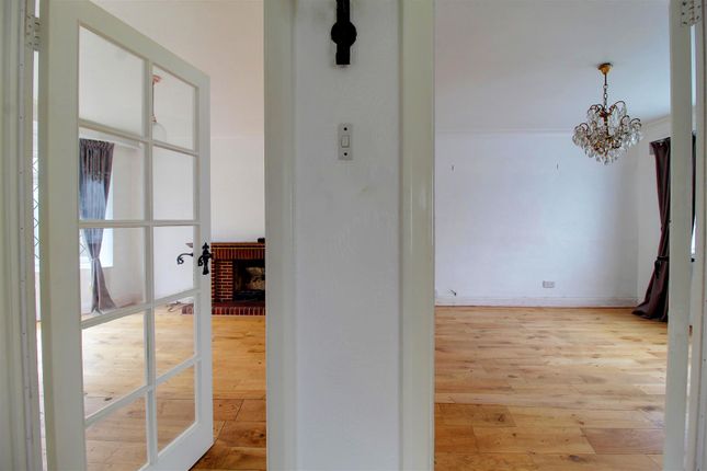 44, The Meadway, Cuffley photo 4