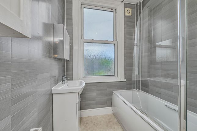 Top Floor Flat 29`,, Whiteley Road, London photo 4