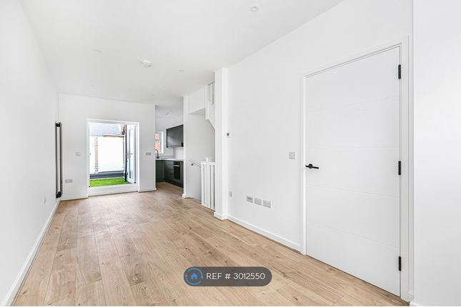 B Service Road, Corrie Road, Addlestone photo 3