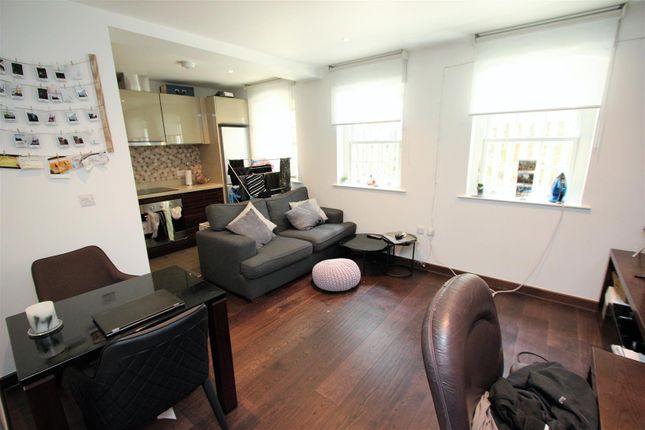 Flat to rent in Queen Anne Terrace, Sovereign Court, Wapping