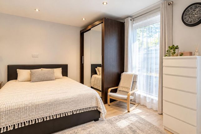 1 Kimbolton Close, London photo 3