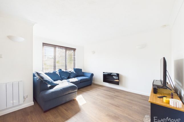17, Roxburghe Close, Bordon photo 2