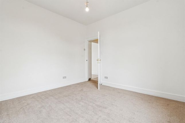 Upper Flat 30, Gellatly Road, London photo 4