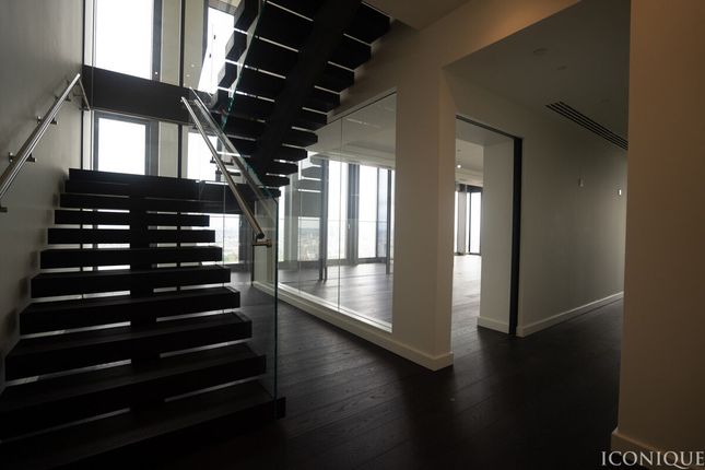 Penthouse for sale in Bondway, London, 1