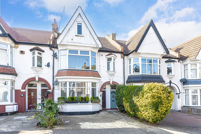 Thumbnail Flat for sale in Oakleigh Park Drive, Leigh-On-Sea