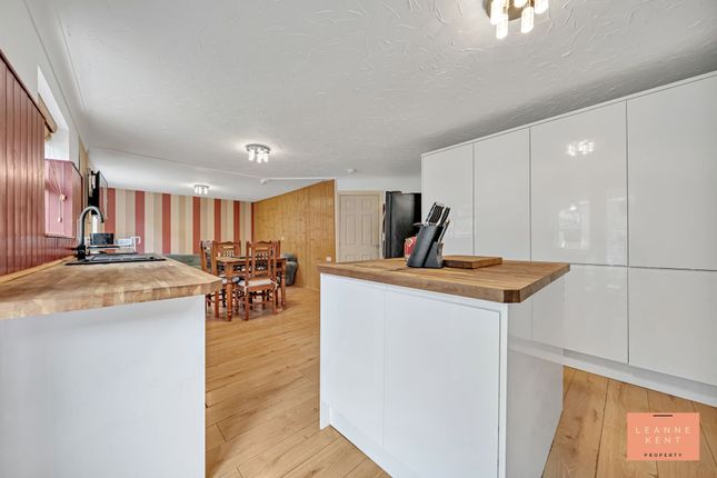 2 Henfron, Caerphilly photo 3