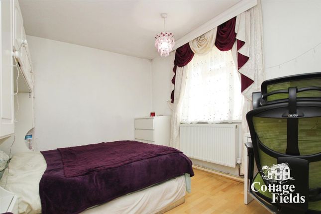 Flat for sale in Haselbury Road, London