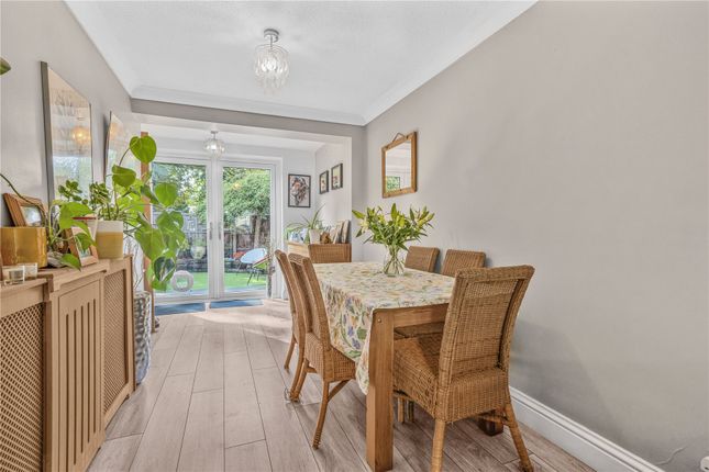 6, Elm Court, Woking photo 4