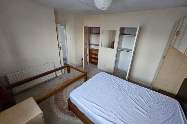17, Trevor Close, Northolt photo 3