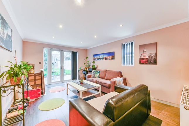Flat to rent in Bensham Manor Road, Thornton Heath