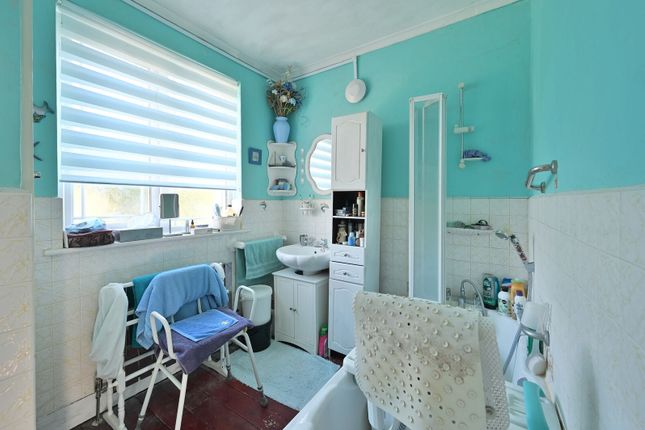 Brookdene Avenue, Watford photo 4