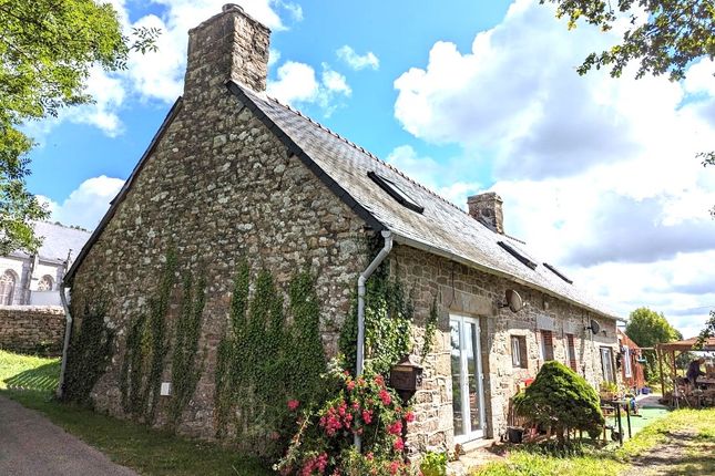 Detached house for sale in 22480 Saint-Nicolas-Du-Pélem, Côtes-D'armor, Brittany, France