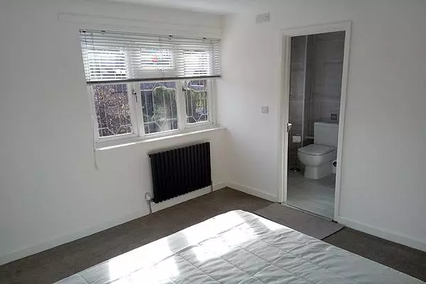 Room to rent in Tranton Road, London