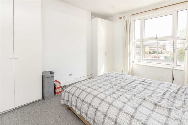 Flat to rent in Charlton Road, London