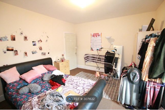 176, Donnington Gardens, Reading, Berkshire, RG1 photo 2