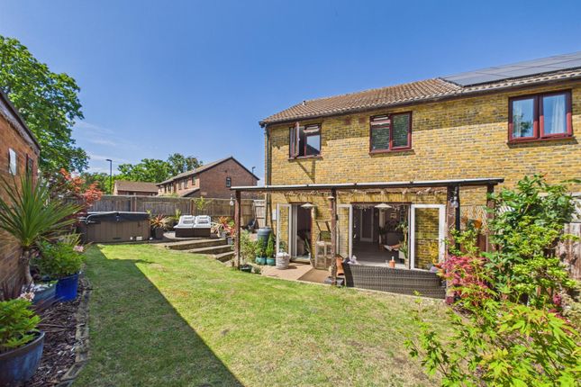 35, Tindale Close, South Croydon photo 4