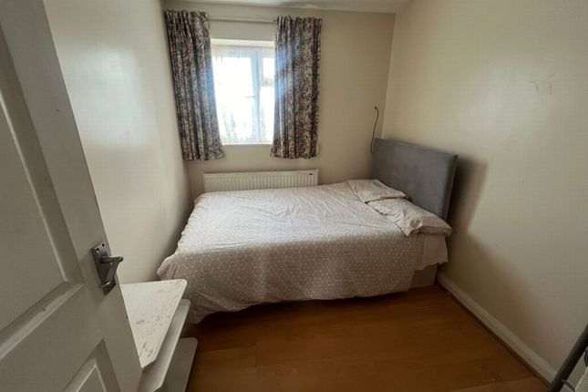 2b, Lime Grove, Middlesex photo 4
