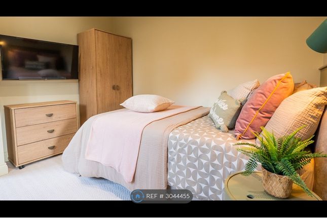 Rayleigh Avenue, Westcliff-On-Sea photo 2