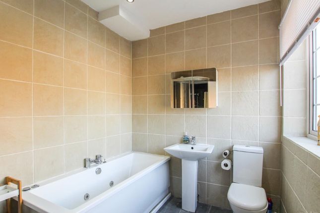 79 Collins Avenue, Sutton-In-Ashfield, Nottinghamshire photo 4