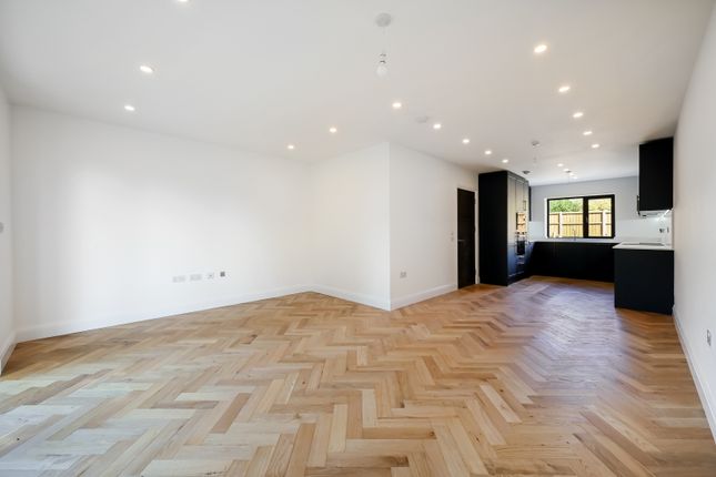 111a, Grand Drive, Raynes Park photo 4