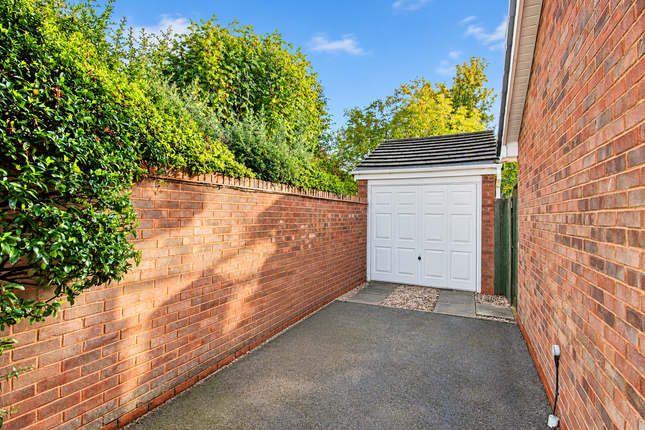 Sunbury Avenue, Lichfield photo 2