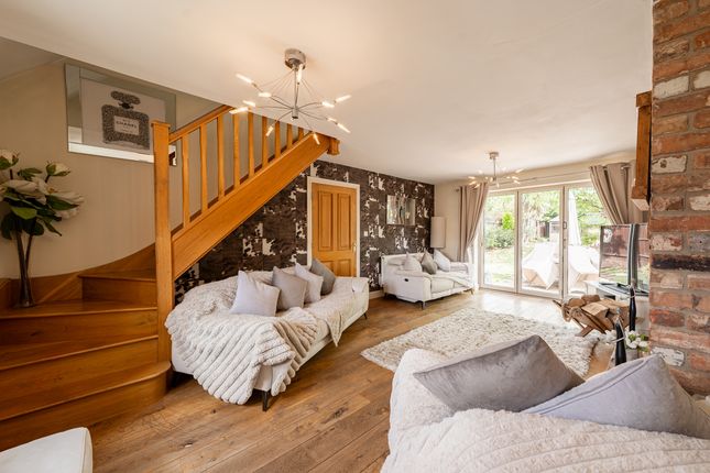 8 Elms Court, Leicester photo 3