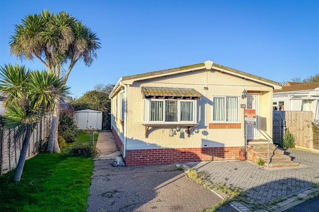 2-bed caravan on 23, Greenlawns, St. Osyth Road East, Little Clacton, £120,000
