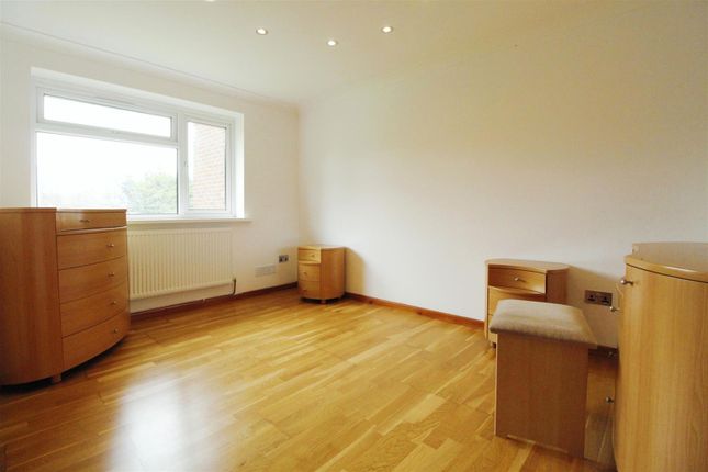 Flat for sale in Welland Close, Langley, Slough