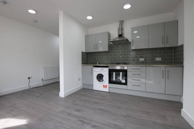 Flat to rent in High Road, Willesden, London