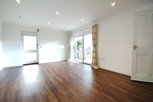 38 Oakmead Green, Epsom photo 4