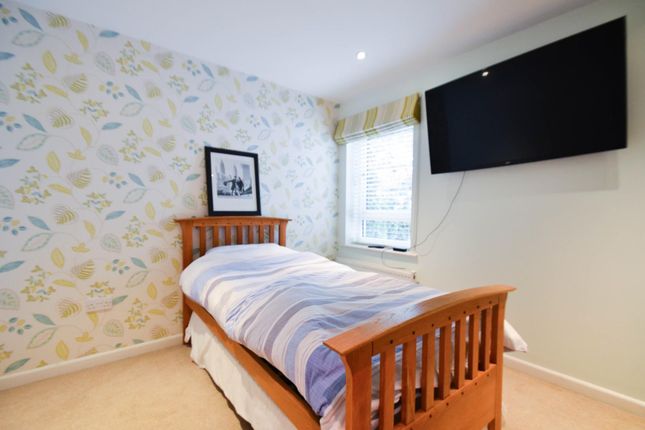 Flat for sale in Pavilion Drive, Leigh-On-Sea