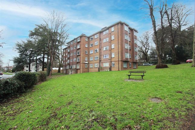 Thumbnail Flat for sale in Radcliffe Gardens, Carshalton