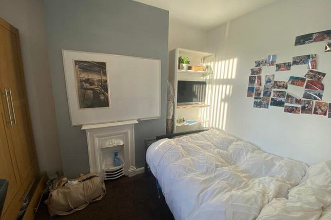 A Cozy And Inviting Double Bedroom With Ample Natu...