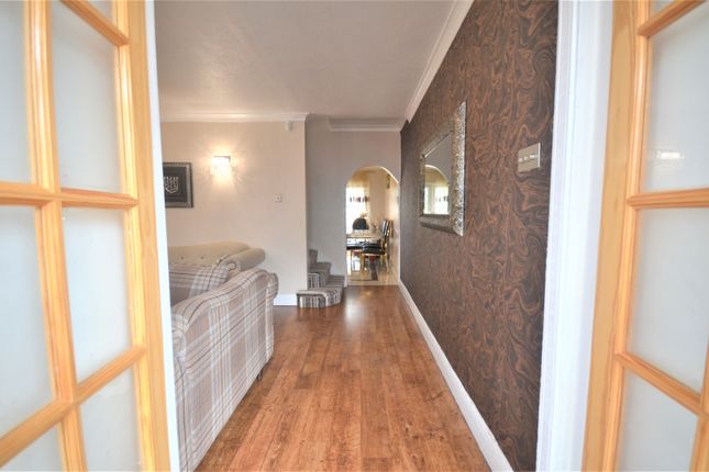 20, Chalgrove Crescent, Ilford photo 3