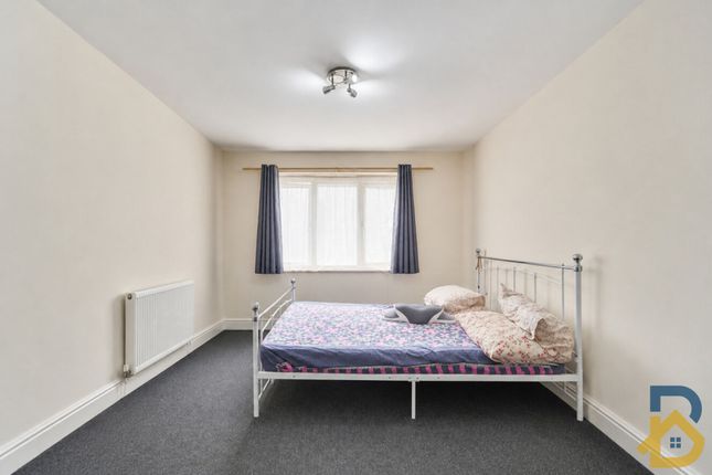 Flat 2, Ash Tree Court, Romford photo 3