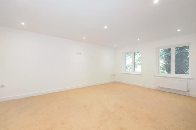 Flat 6 Bridge Court, Bartholomew Street, Newbury photo 4